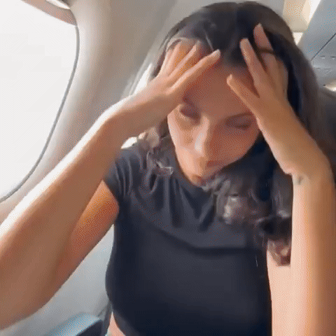 🚫 Dormir así en un vuelo es un error